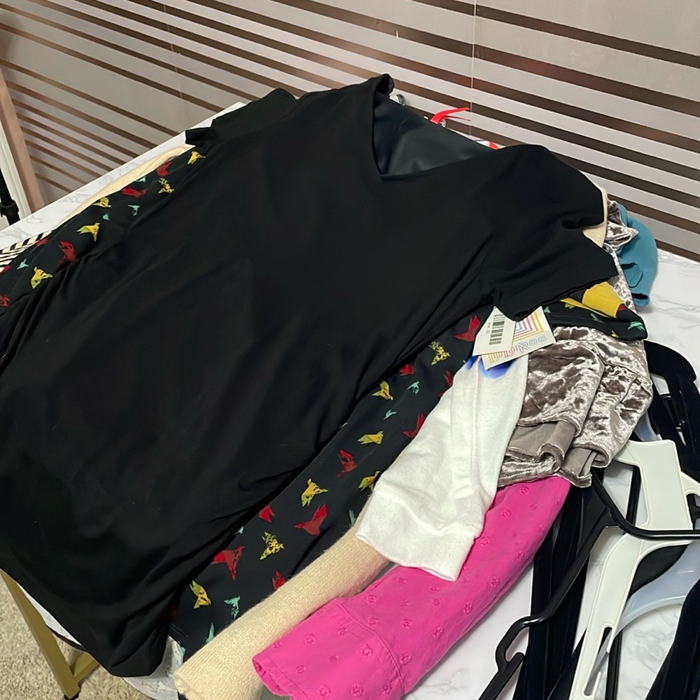 5lb mystery box of size XTRA SMALL! Can include tanks, tops, sweaters, scarves..